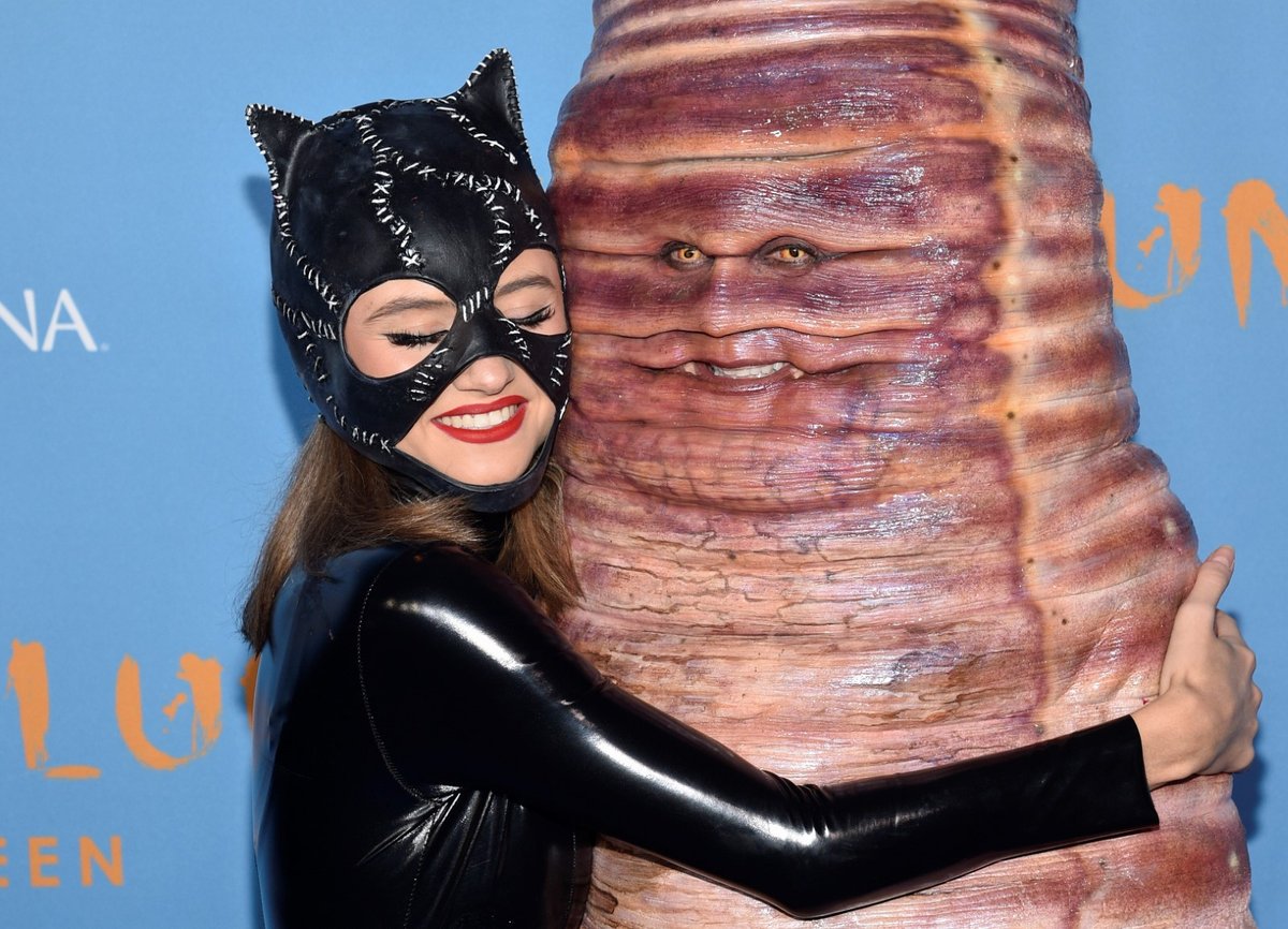Tradiční halloweenská párty Heidi Klumové v roce 2022:  Heidi jako žížala s dcerou Leni v kostýmu Catwoman