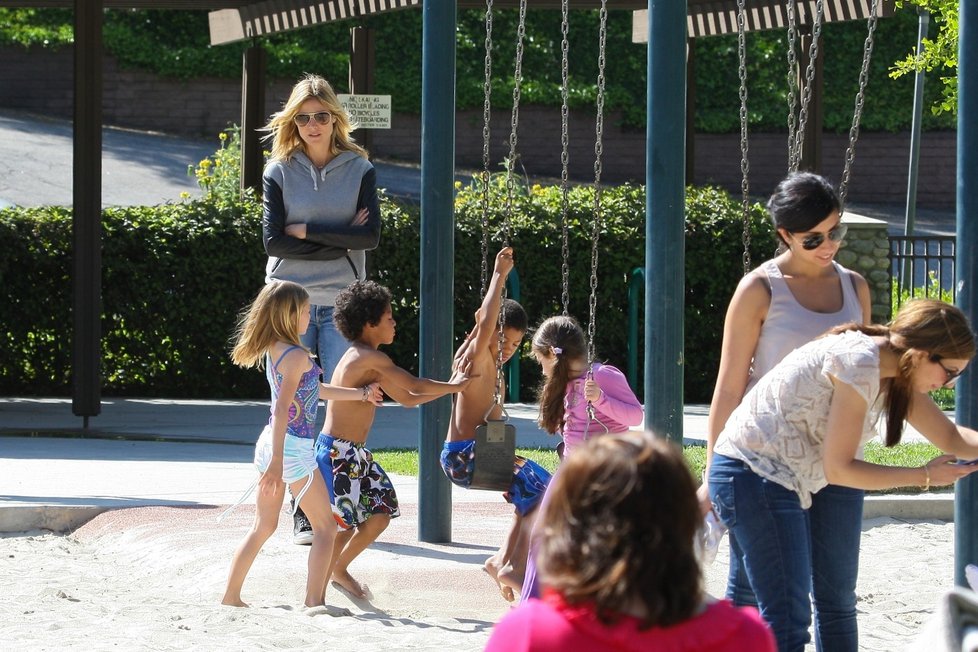 Heidi trávila čas s dětmi na hřišti v Beverly Hills