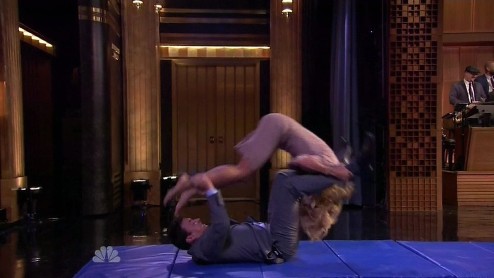 Heidi Klum během kotrmelce musela strčit Jimmymu hlavu mezi nohy.