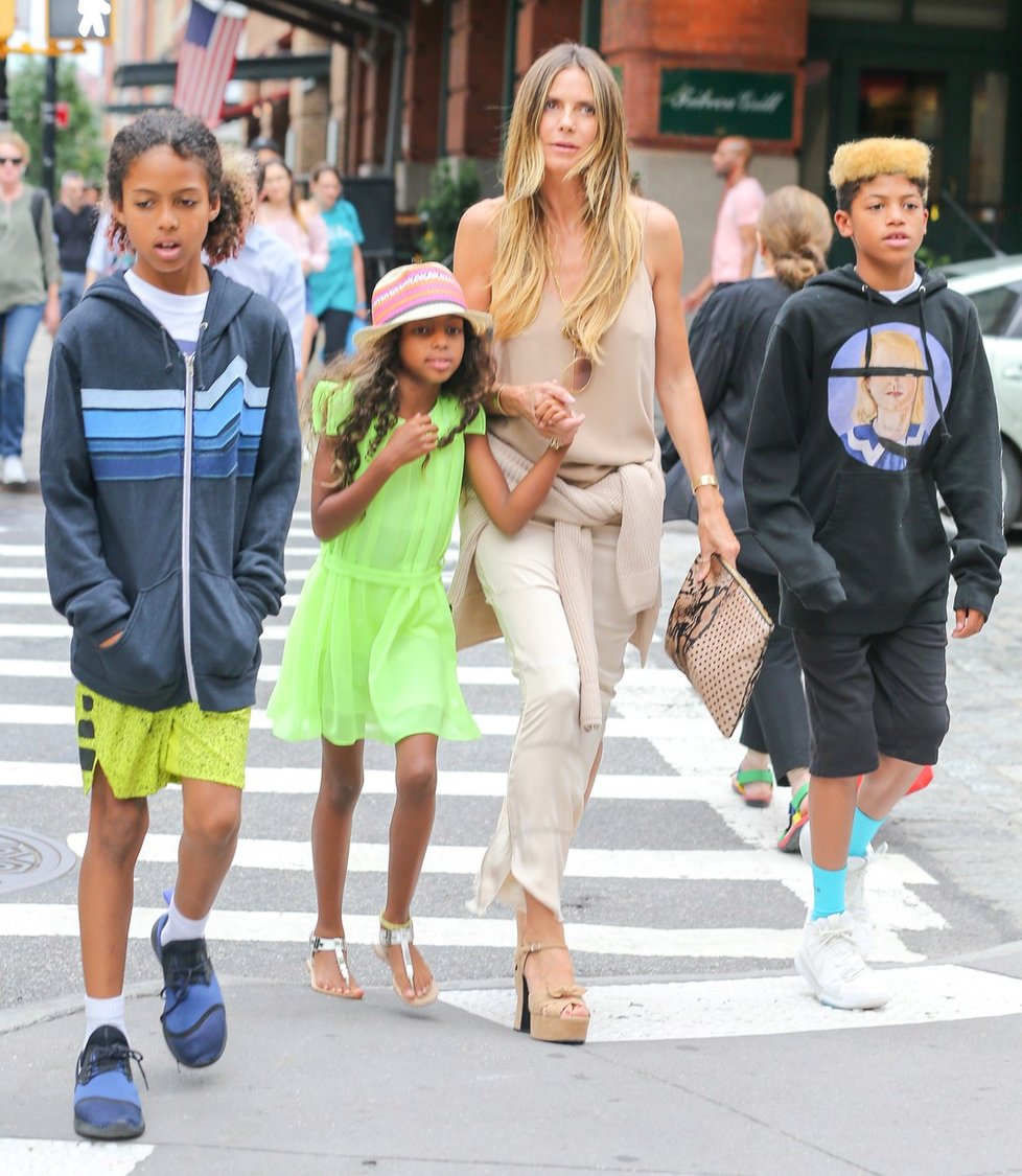 Modelka Heidi Klum v New Yorku s dětmi – jmenují se Lou Sulola Samuel, Johan Riley Fyodor Taiwo Samuel a Henry Gunther Ademola Dashtu Samuel