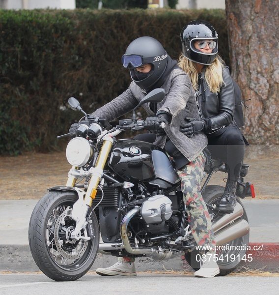 Vztah s mladším mužem Heidi prospívá. Takto si ji vozil na motorce.
