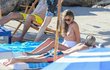 Modelka Heidi Klumová odhodila na Capri stud i vršek plavek