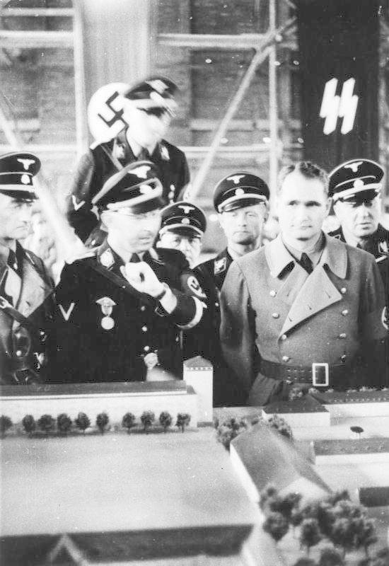 Našli Himmlerovy deníky: Vystřelený mozek mu pošpinil kabát, nacista málem omdlel.