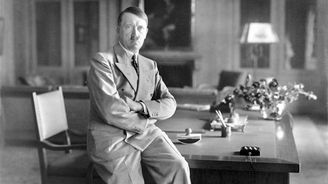Heinrich Hoffmann vydělal miliony na Hitlerových fotkách a seznámil budoucího Führera s Evou Braunovou