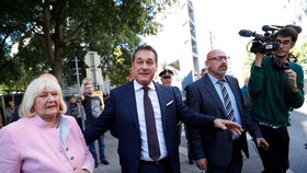 Heinz-Christian Strache přišel ve vídeňské čtvrti Landstrasse k volbám v doprovodu své matky.