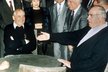 Archivní snímek z roku 1990: Genscher (vlevo) se svotěským prezidentem Michailem Gorbačovem a německým kancléřem Helmutem Kohlem