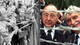 Hans-Dietrich Genscher a Jiří Dienstbier spolu stříhali v prosinci 1989 plot železné opony.