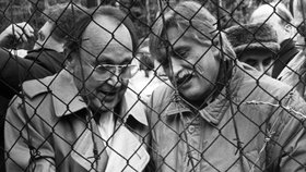 Hans-Dietrich Genscher a Jiří Dienstbier spoly stříhali v prosinci 1989 plot železné opony.