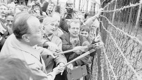 Hans-Dietrich Genscher a Jiří Dienstbier spoly stříhali v prosinci 1989 plot železné opony.