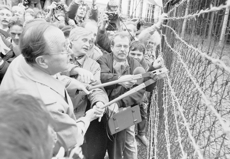 Hans-Dietrich Genscher a Jiří Dienstbier spoly stříhali v prosinci 1989 plot železné opony.