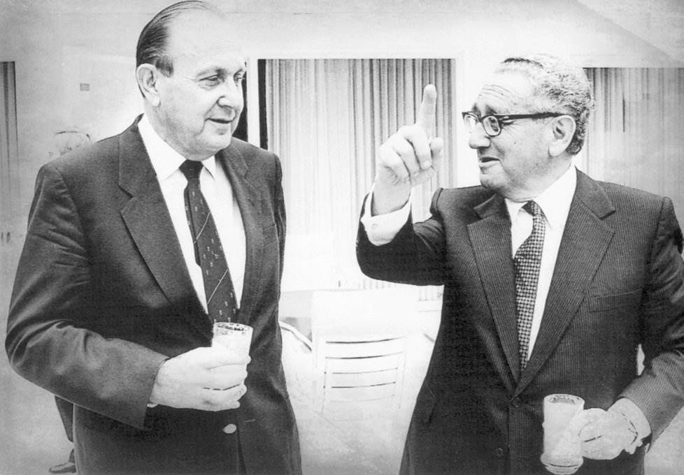 Někdejší čelní státní představitelé USA a Německa Kissinger a Genscher