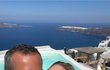 Manželé Hejdovi si užívají na Santorini