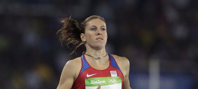 Dvojnásobná mistryně světa Zuzana Hejnová bez potíží postoupila do semifinále olympijských her z druhého místa ve svém rozběhu na 400 m překážek