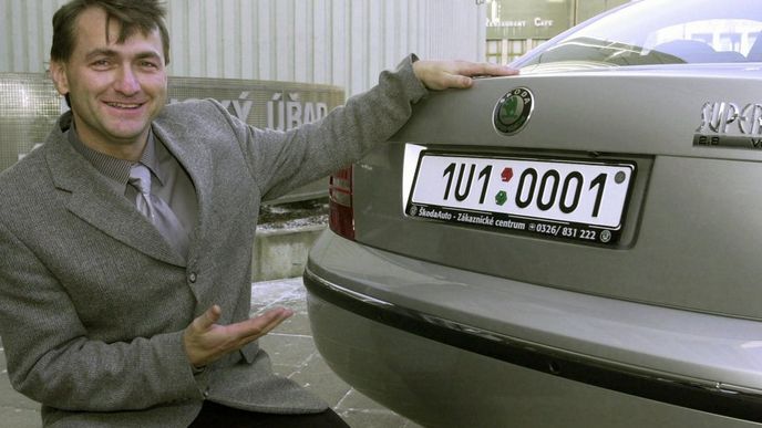 Hejtman Ústeckého kraje Jiří Šulc se svým novým služebním automobilem Škoda Superb a "protekční" espézetkou.