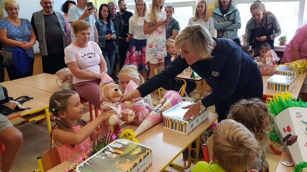 Hejtmanka mezi prvňáčky - první školní den v Sokolově - 6. základní škola