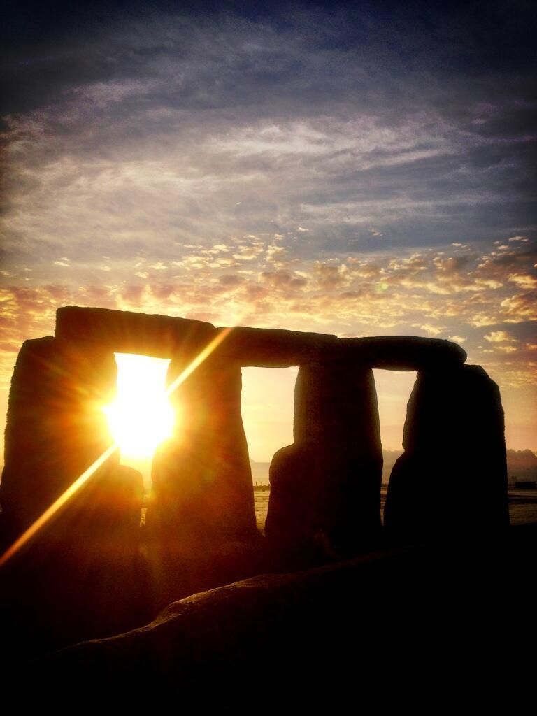 Romantický východ slunce nad Stonehenge si Helen vychutnala. A odškrtla si položku číslo šestnáct na svém seznamu.