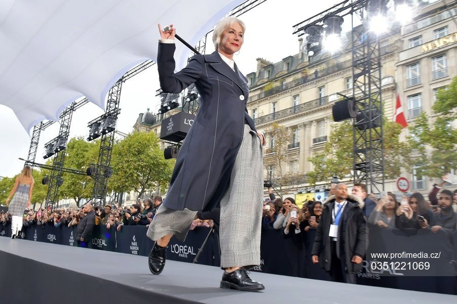 Kalhoty jak pro klauna? Helen Mirren elegance nechyběla.