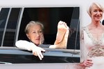 Helen Mirren si odnesla cenu z Tony Awards a pak si větrala nohy v okýnku auta.