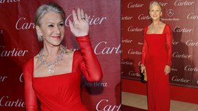 Helen Mirren vypadala v červených šatech s masivním náhrdelníkem úchvatně