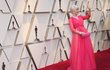 Oscarová herečka Helen Mirrenová oblékla lehoučkou róbu růžových, červených a oranžových odstínů a příchod po červeném koberci si náležitě užila