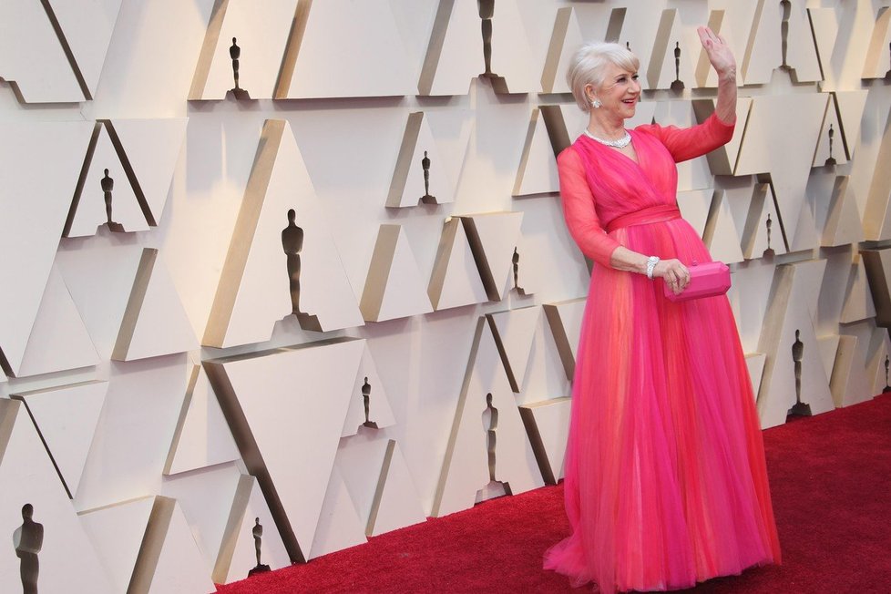 Oscarová herečka Helen Mirren oblékla lehoučkou róbu růžových, červených a oranžových odstínů a příchod po červeném koberci si náležitě užila.