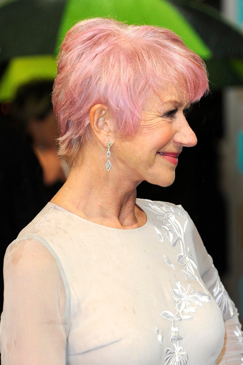 Helen Mirren v růžové