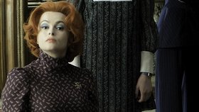 Helena v roli psychiatričky Julie v novém Burtonově filmu Dark Shadows