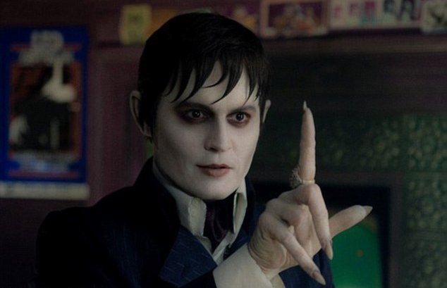 Johnny Depp jako upír Barnabas Collins ve filmu Temné stíny