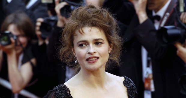 Helena Bonham Carter na 50 opravdu nevypadá.