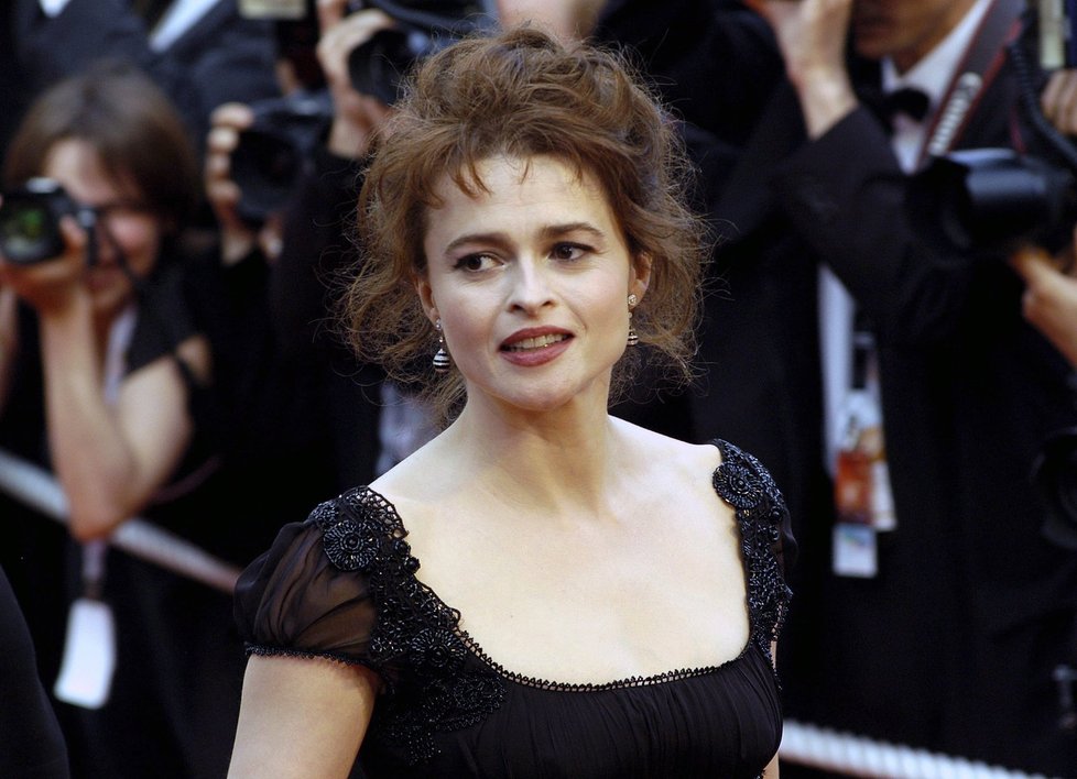 Helena Bonham Carter na 50 opravdu nevypadá.