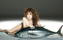 Herečka známá z Harryho Pottera se vzepřela své fobii z ryb: Nahá se mazlila s tuňákem!