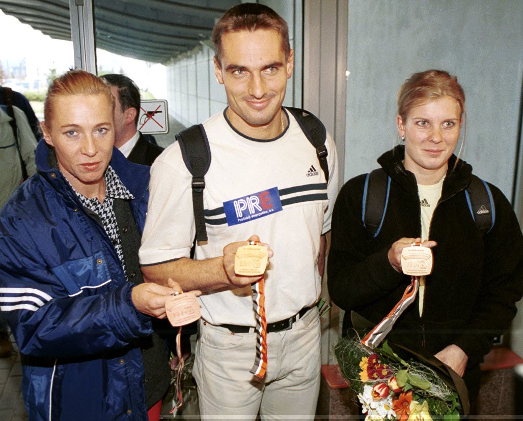 Bývalá úspěšná atletka Helena Fuchsová po příletu z HMS v Lisabonu společně s Romanem Šebrlem a Pavlou Hamáčkovou.