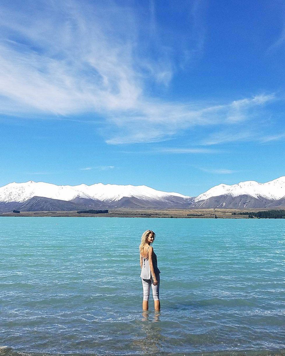 Jezero Tekapo na Novém Zélandu a Helena Houdová. Společně se svými třemi dětmi procestovává svět a pilně to dokumentuje na Instagramu. To je podívaná!