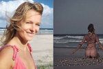 Modelka Helena Houdová se svlékla na pláži do naha a meditovala ověšená vánočními světýlky.