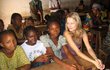 S dětmi, kterým její nadace Slunečnice pomáhá.