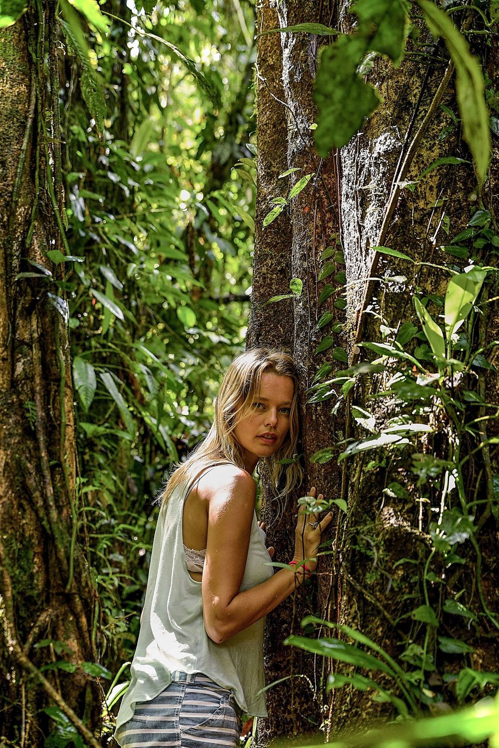 Helena Houdová zkupuje stromy na Sumatře.