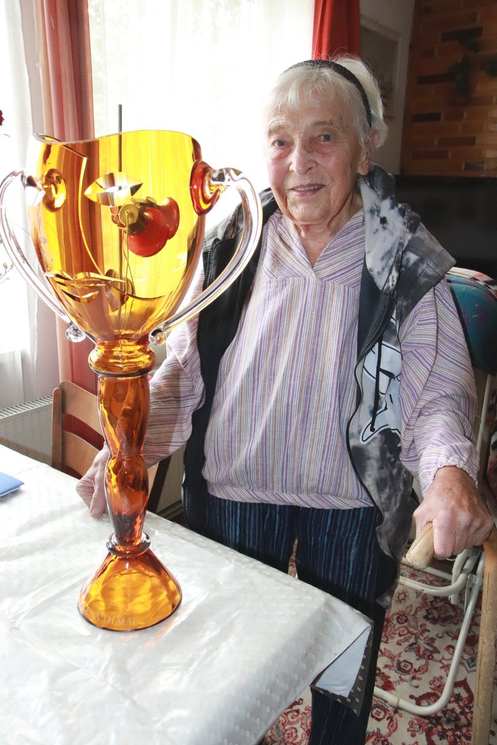 Helena Kružíková (90) s Cenou Thálie, kterou získala za celoživotní mistrovství.