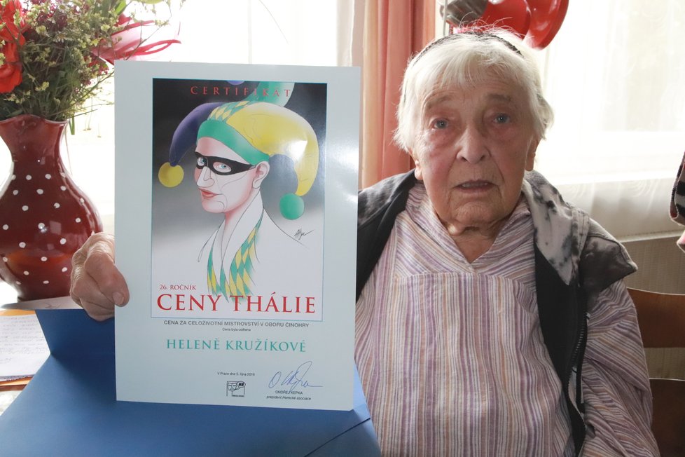 Helena Kružíková (90) s certifikátem Ceny Thálie, kterou získala za celoživotní mistrovství.