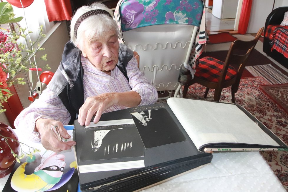 Helena Kružíková (90) prochází album se svými slavnými divadelními postavami.