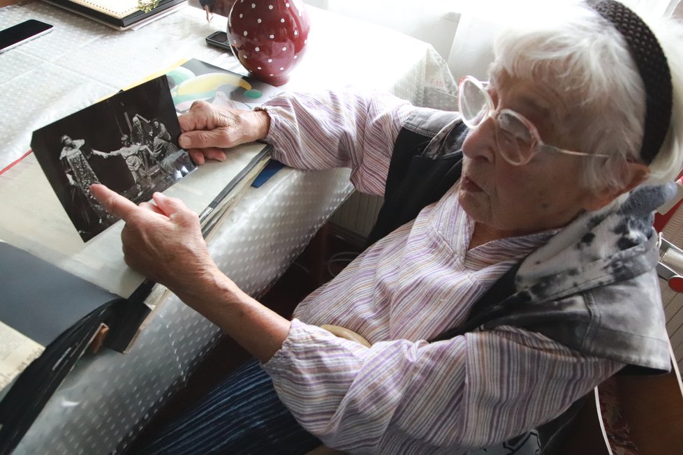 Helena Kružíková (90) prochází fotky se svými slavnými divadelními postavami.