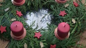 Adventní věnec Heleny Langšádlové (TOP 09).