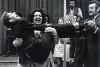 Tajemství filmu Homolka a Tobolka: Jiří Hrzán unesl i Helenu Růžičkovou a cenzura zničila, co mohla