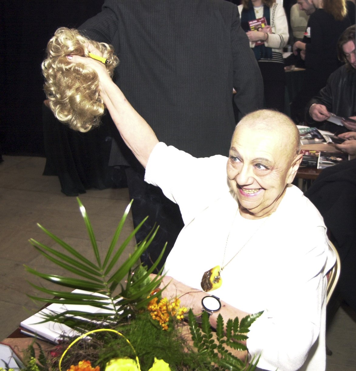 Helena Růžičková (†67), zemřela 4. 1. 2004 Dva roky populární herečka statečně bojovala s rakovinou žaludku a slinivky. Zhubla přes sto kilo. Ze své holé hlavy si dělala legraci a klidně ve společnosti sundavala paruku. O nemoci napsala tři Deníky mezi životem a smrtí. Až do svého konce byla vitální.