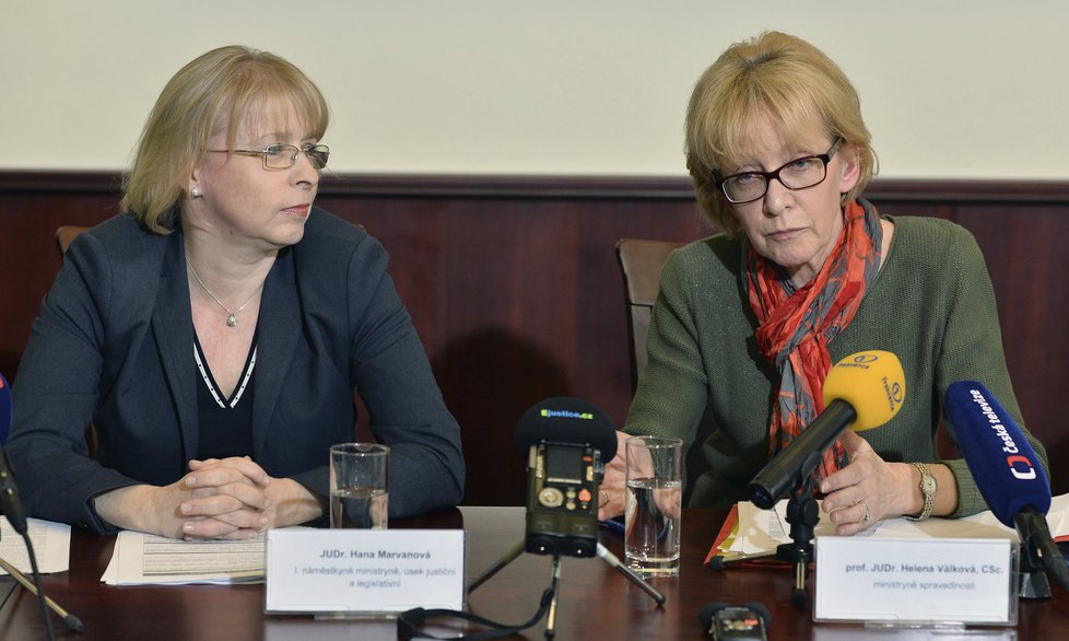 Hana Marvanová po boku někdejší ministryně spravedlnosti Heleny Válkové