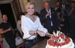 V závěru narozeninového koncertu dostala Helena Vondráčková velký jahodový dort z Mníšku pod Brdy.