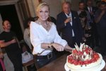 V závěru narozeninového koncertu dostala Helena Vondráčková velký jahodový dort z Mníšku pod Brdy.