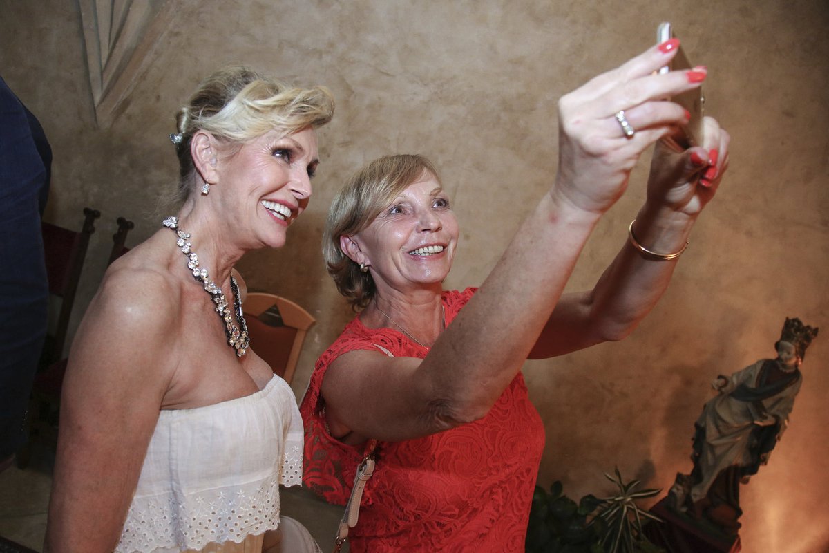 Manželka Pavla Zedníčka Hanka si dělala se zpěvačkou Helenou Vondráčkovou selfie.