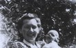 S maminkou Blaženkou krátce po narození v roce 1947.