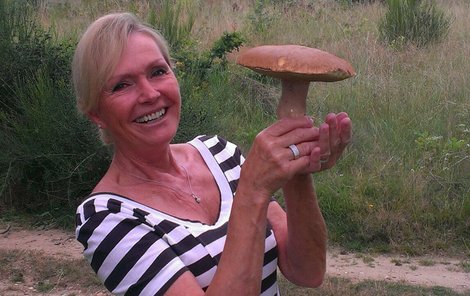Také Helena Vondráčková se letos pochlubila svým houbařským úlovkem.