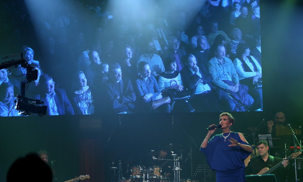 Vnuk Denis přišel za &#34;babičkou&#34; Helenou do Lucerny na její vánoční koncert.